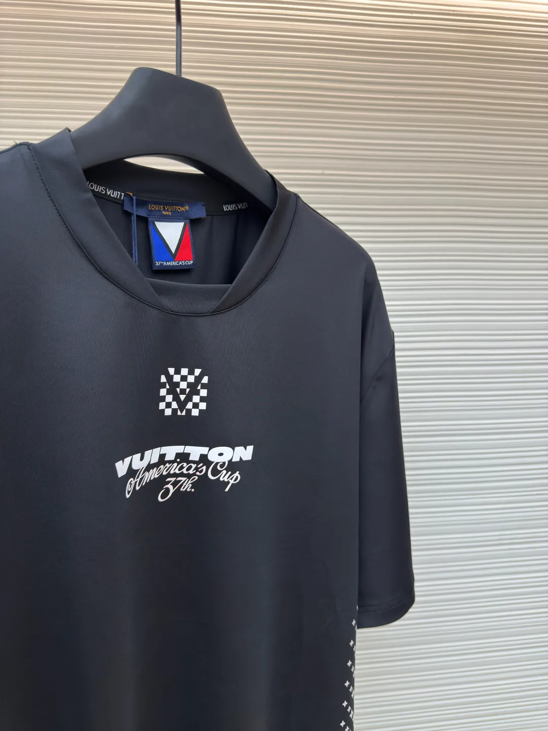 LOUISVUITTON white ink heat transfer T-shirt ●Authentic product: Purchased and developed for 8300 ●Item number: 1680106-A30 ●Fabric: nylon-ammonium blended fabric ●Technology: Printing ●Version: Fitted version ●Weight: about 235 grams ●Size: XS-S-M-L ●Description: Made of nylon-ammonia blended fabric, long-fiber high-F nylon yarn is used to weave the gray cloth. After dyeing in the vat, the surface of the gray cloth is lightly sanded to produce fine velvet. The fabric feels soft and skin-friendly. There are a total of 7 cutting pieces on the front and back sleeves, which are used for positioning heat transfer technology. Korean heat transfer lettering film material is used, and the Y version is traced to make the pattern. The back collar overlock webbing is customized with a double-layered letter jacquard process made of cotton. The overall wiring is straight and delicate, the fabric is comfortable and soft, and the color is consistent without color difference. It can be matched with the same style to create a fashionable look and control various occasions. Customized accessories, complete with three standards, same style for men and women!